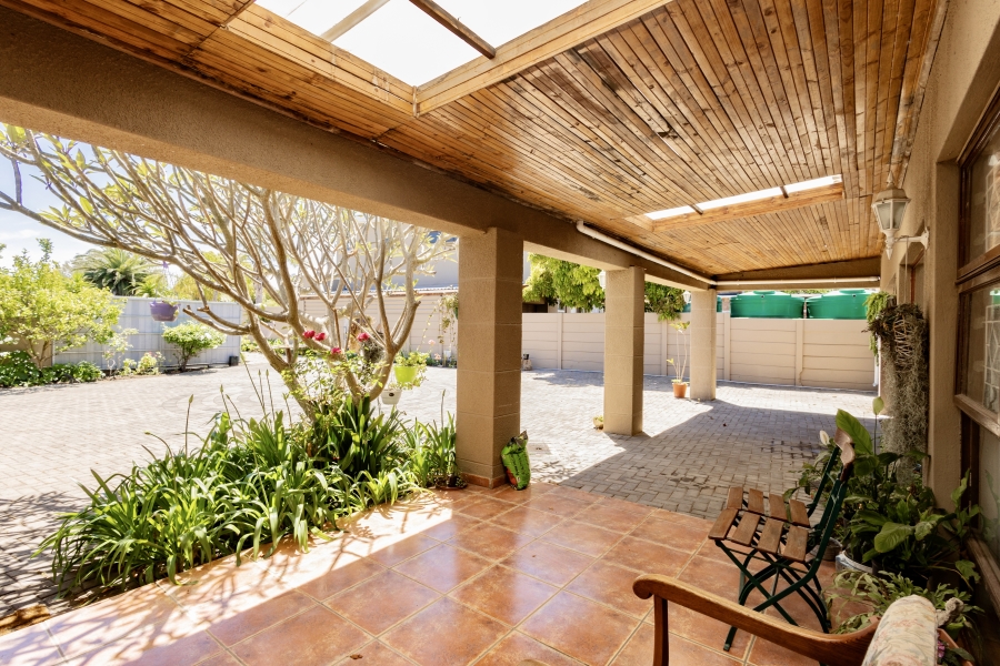 6 Bedroom Property for Sale in Schoongezicht Western Cape